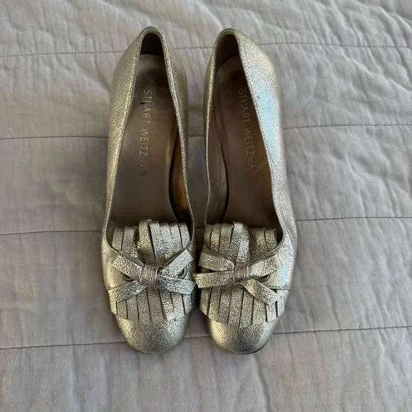 Stuart Weitzman Gold Textured Heels with Fringe Bow - Picture 2 of 6